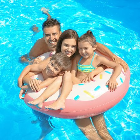 Famille dans une piscine avec bouée