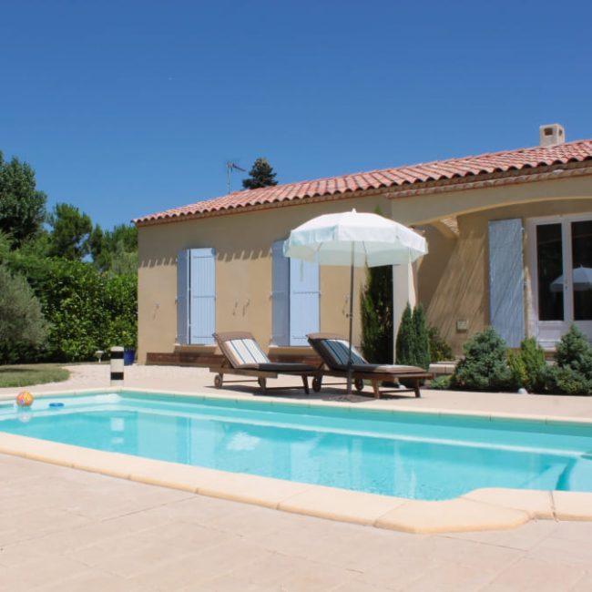 Piscine creusée avec transat et parassol