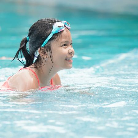 Petite fille dans une piscine