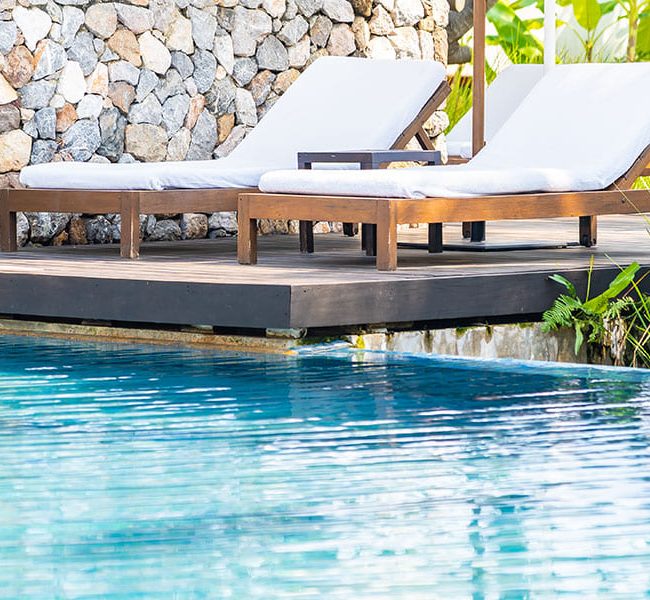 Piscine creusée avec terrasse surélevée