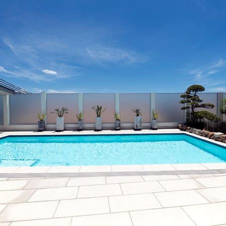 Piscine creusée avec terrasse en dalles