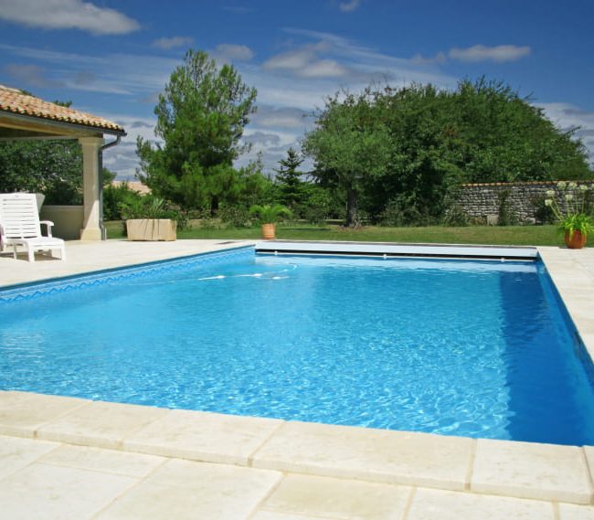 Piscine creusée et jardin