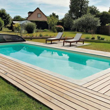 Piscine personnelle avec terrasse en bois