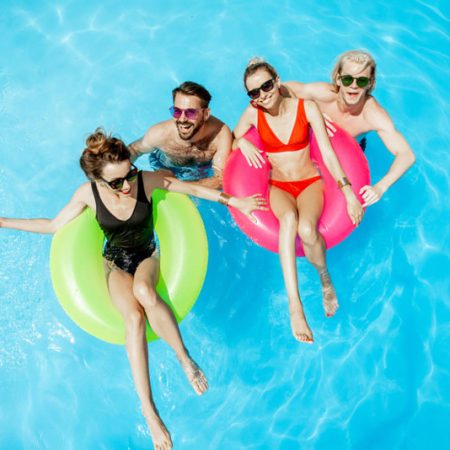 Groupe de jeunes gens dans une piscine