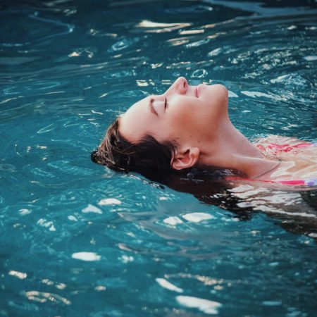 Jeune femme dans une piscine