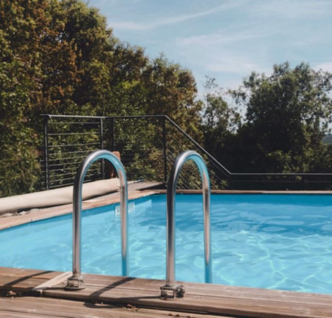 Piscine creusée avec échelle