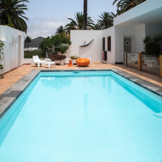 Piscine creusée avec mobilier moderne