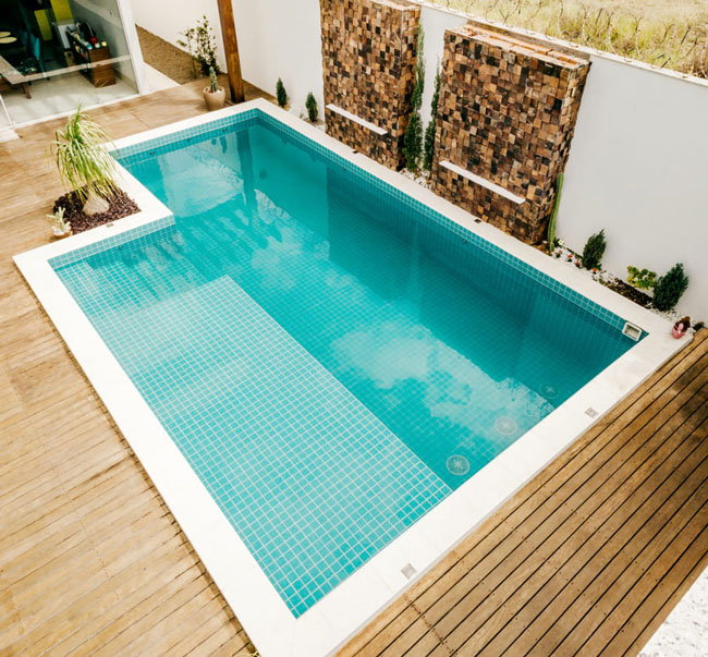 Piscine creusée moderne avec terrasse en bois