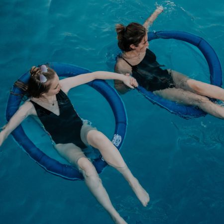 Deux jeunes filles s'amusant ensemble dans une piscine